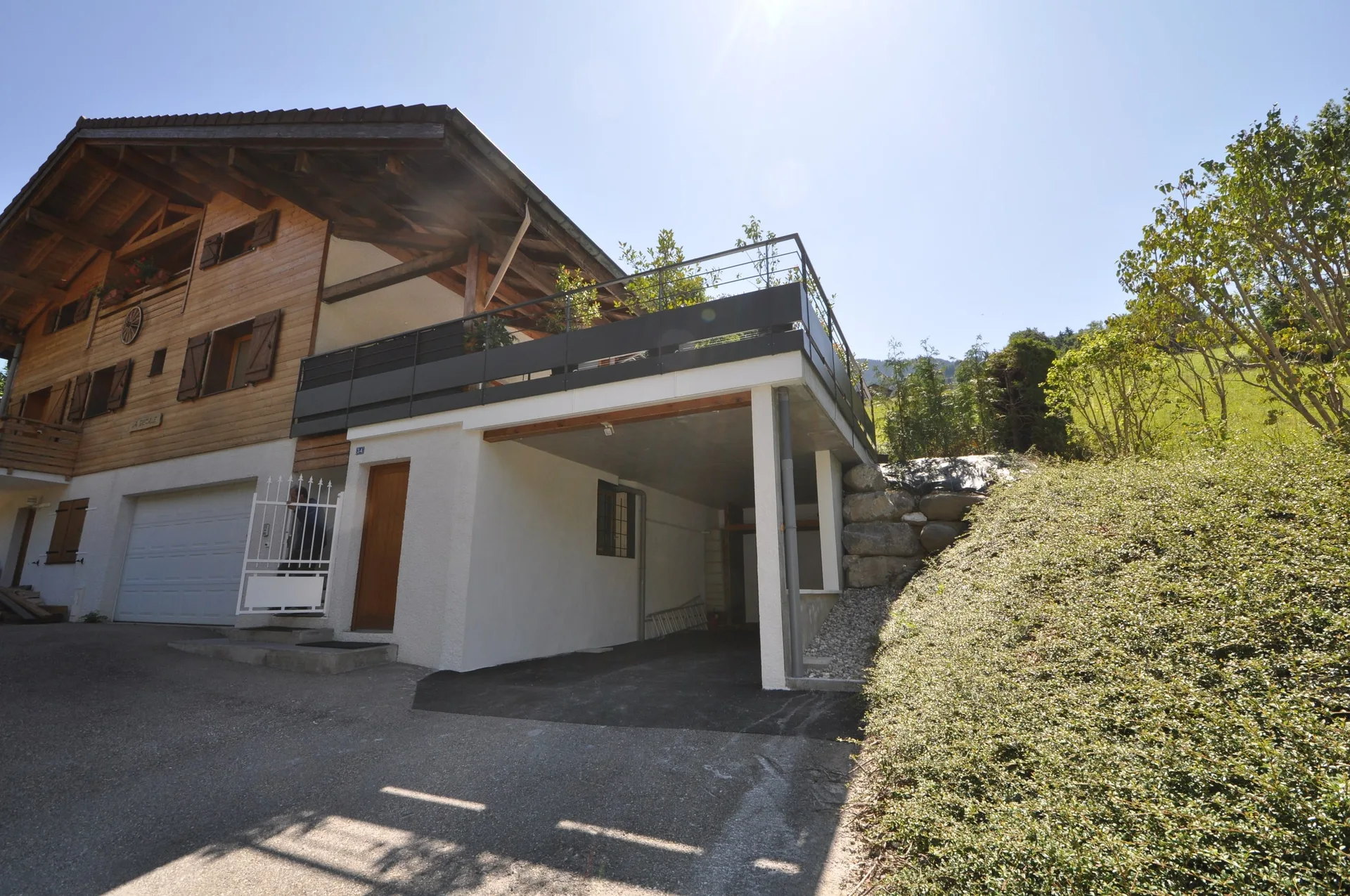 Abri voiture et terrasse