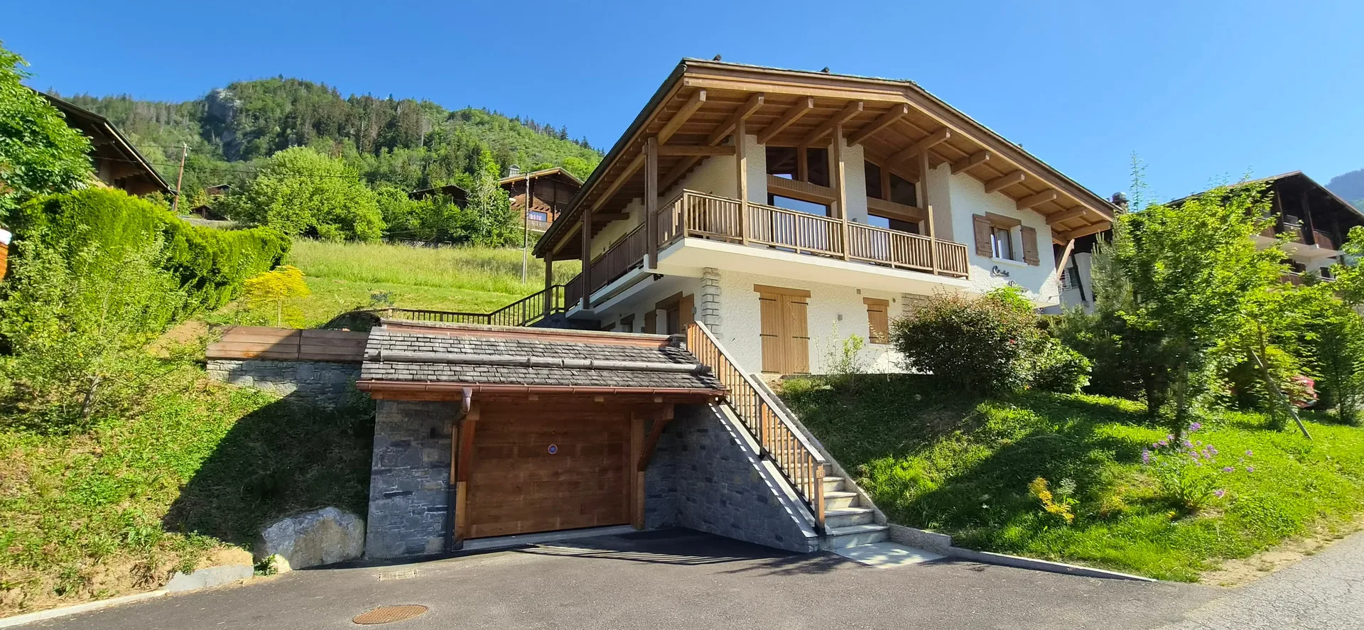 Garage enterré sous un chalet existant